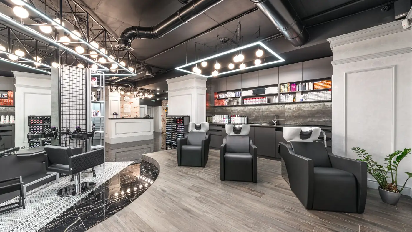 Svijetli salon sa stolicama za pranje kose